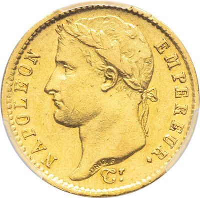 Gros plan sur une pièce d'or ornée d'une tête de femme
