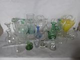 de nombreux vases en verre de différentes couleurs sur la table