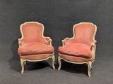 paire de chaises anciennes de style français, dont les assises sont recouvertes de velours rose
