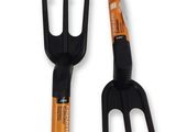 deux types différents d'outils de jardinage sur fond blanc