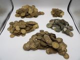 beaucoup de pièces de monnaie posées dans une boîte sur la table