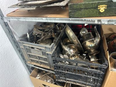 une étagère en métal sur laquelle sont posés plusieurs objets en argent