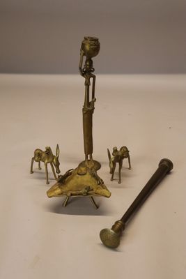 des figurines d'animaux en laiton et une batte de baseball posées sur une table