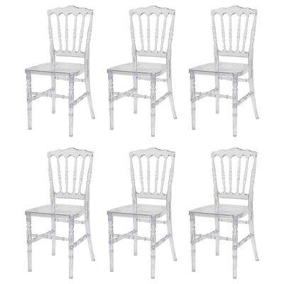 quatre chaises blanches avec un dossier blanc et une assise blanche