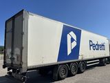 un camion semi-remorque garé dans un parking