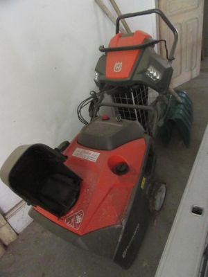 une tondeuse à gazon qui se trouve dans le garage