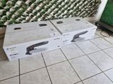 deux boîtes posées par terre devant un téléviseur
