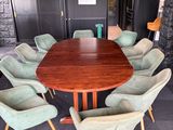 de nombreuses chaises disposées autour d'une table ronde dans une pièce