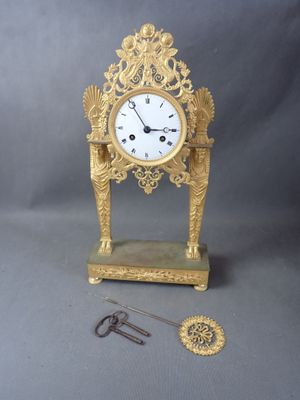 Pendule portique en bronze doré, à décor de cariatides égypt…