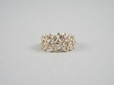 une bague en or ornée d'un motif en nœud