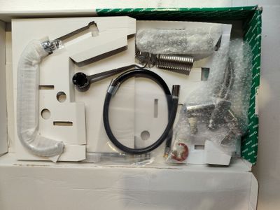 une boîte contenant un tuyau, un tuyau, un tuyau et d'autres objets