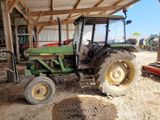 un tracteur garé dans une grange