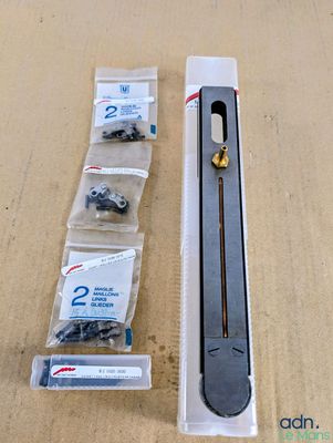 une photo du contenu d'un appareil électronique posé sur une table