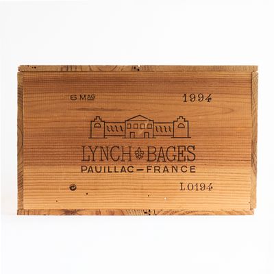 une boîte en bois portant une étiquette