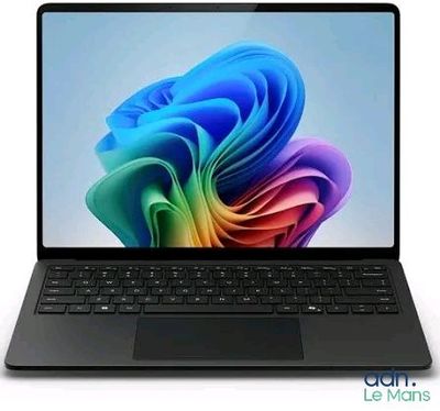 un ordinateur portable dont l'écran arbore un motif coloré