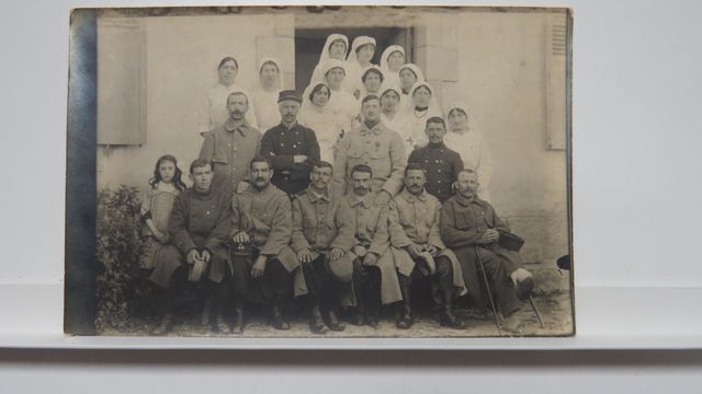 Auzances : Hôpital temporaire. Carte-photo des blessés et d’une p...