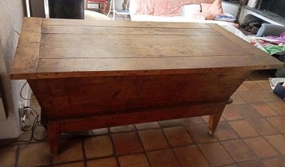 une table en bois posée sur un sol carrelé