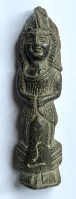 Statuette en pierre sculptée d'une jeune femme Hauteur : 14,…
