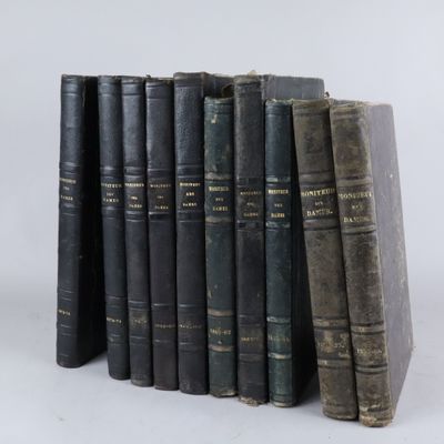 plusieurs vieux livres sont empilés sur une surface blanche