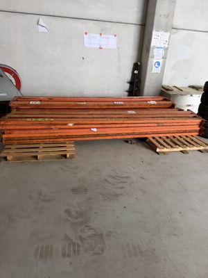 Plusieurs palettes de bois sont empilées dans un entrepôt