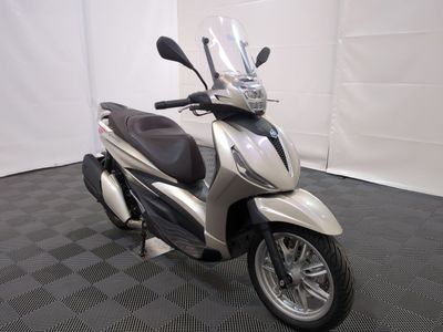 un scooter garé dans une pièce