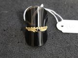 une bague posée sur une table