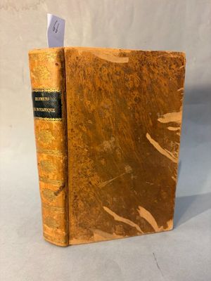 un vieux livre posé sur une table, d'où dépasse un bout de papier