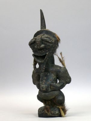 Statuette en bois dur à patine sombre figurant un personnage…