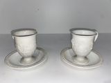 deux tasses et soucoupes posées sur une table blanche