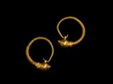 une paire de boucles d'oreilles en or