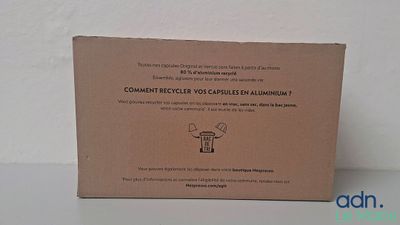 une boîte en carton sur laquelle est collée une étiquette