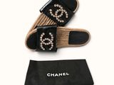 sandales Chanel noires et beiges ornées de cristaux
