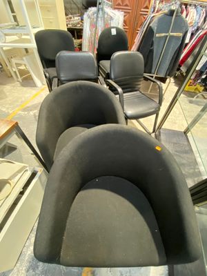 Lot de six chaises, une paire de fauteuils, deux fauteuils d…