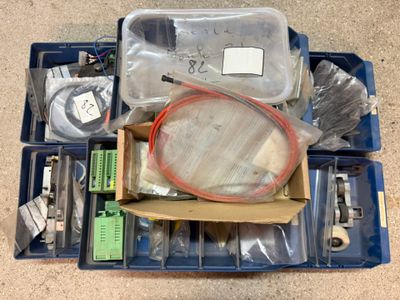 une boîte contenant tout un tas d'appareils électroniques