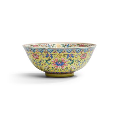 un bol jaune et bleu orné de motifs floraux