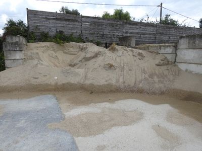 un gros tas de sable au milieu d'une fosse de terre