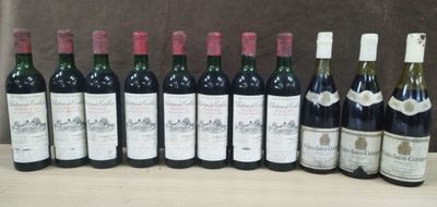 plusieurs bouteilles de vin sont alignées sur une table