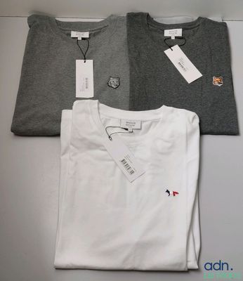 trois t-shirts pour homme sont posés les uns à côté des autres
