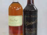 deux bouteilles de vin posées l'une à côté de l'autre sur une table