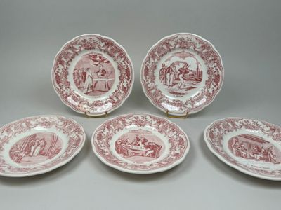 quatre assiettes rouges et blanches ornées de motifs différents