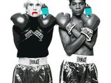 deux hommes portant des gants de boxe, debout l'un à côté de l'autre