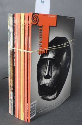 une pile de livres sur laquelle figure le visage d'un homme