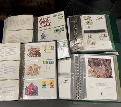 un grand nombre de livres posés sur une table