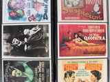 Plusieurs affiches de cinéma sont empilées les unes sur les autres sur une table
