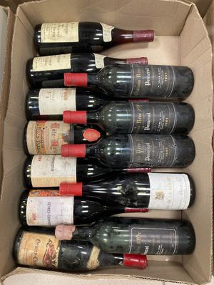 plusieurs bouteilles de vin dans une caisse sur la table