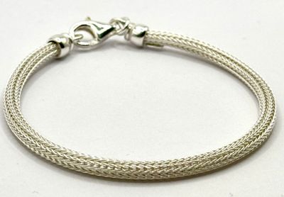 un bracelet tressé en argent avec un fermoir, sur fond blanc