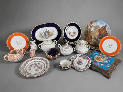 une image représentant un ensemble d'assiettes et de plats en porcelaine