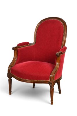 une chaise rouge avec une structure en bois et une assise rembourrée rouge