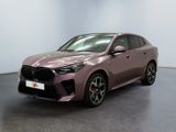 une voiture rose garée dans une pièce aux murs blancs