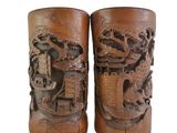 paire de vases en bois sculpté ornés de scènes asiatiques